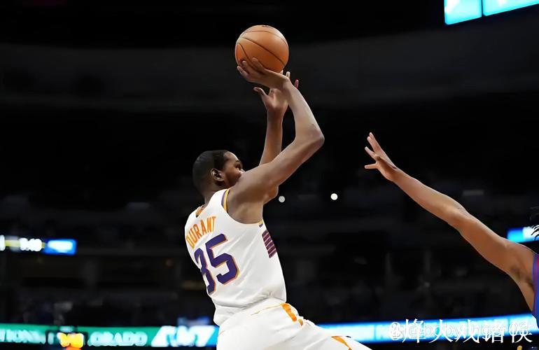 杜兰特运球急停命中中投,火箭回敬14-7攻势扳平比分 杜兰特运球急停命中中投,火箭回敬14-7攻势扳平比分