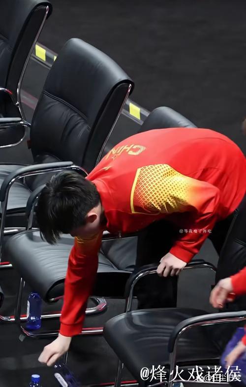 王楚钦疑似因上半身疼痛使用护具 王楚钦疑似因上半身疼痛使用护具